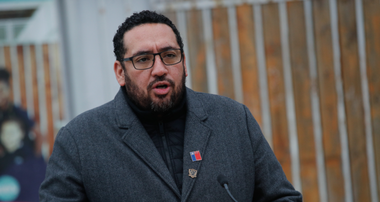 Ministro Cataldo no descarta condonación total del CAE para quienes estén “más apretados”