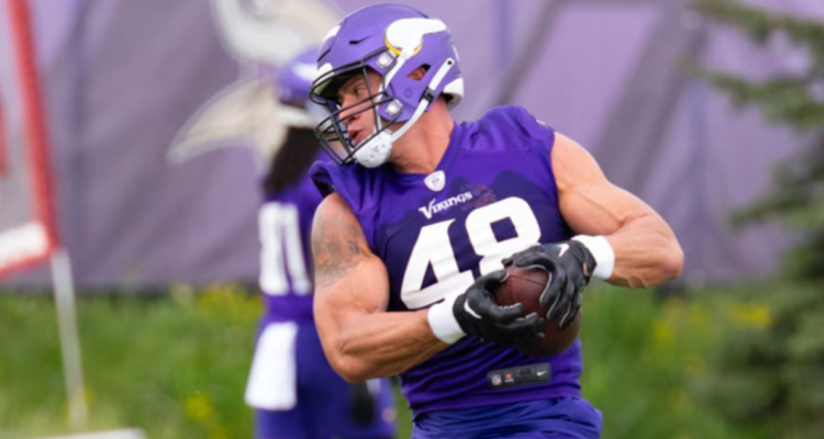 Sammis Reyes continúa en la NFL con los Minnesota Vikings.