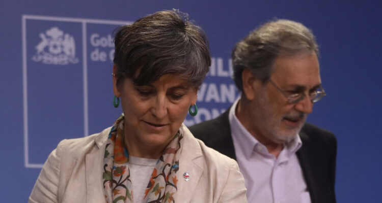 Minsal anuncia medidas por “falsos fallecidos” en listas de espera: oposición pide salida de Salgado