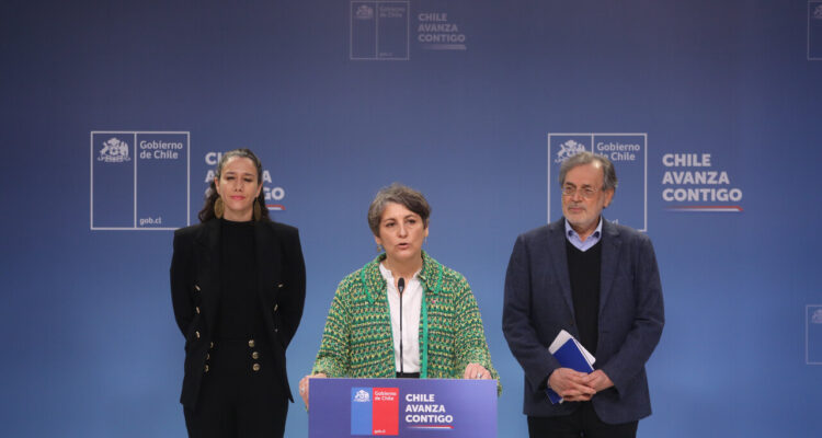 La Ministra de Salud, Ximena Aguilera, junto a la subsecretaria de Salud Pública, Andrea Albagli, y el subsecretario de Redes Asistenciales, Osvaldo Salgado, se reúnen con el Presidente de la República, Gabriel Boric, para revisar avances de la Campaña de Invierno