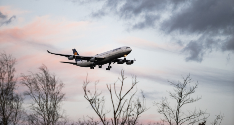 ¿Qué ocurre si no pones tu teléfono en modo avión durante un vuelo? ¿Puede generar una emergencia?
