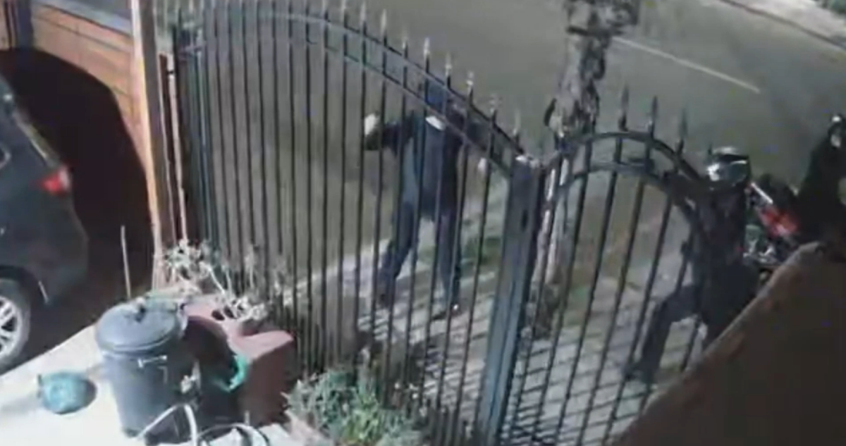 Usted no lo haga: hombre con bastón se enfrenta a motochorro armado y logra ahuyentarlo