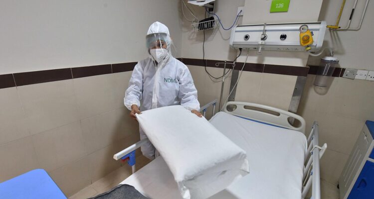 Imagen de contexto de personal sanitario preparando una sala de aislamiento para pacientes con mpox