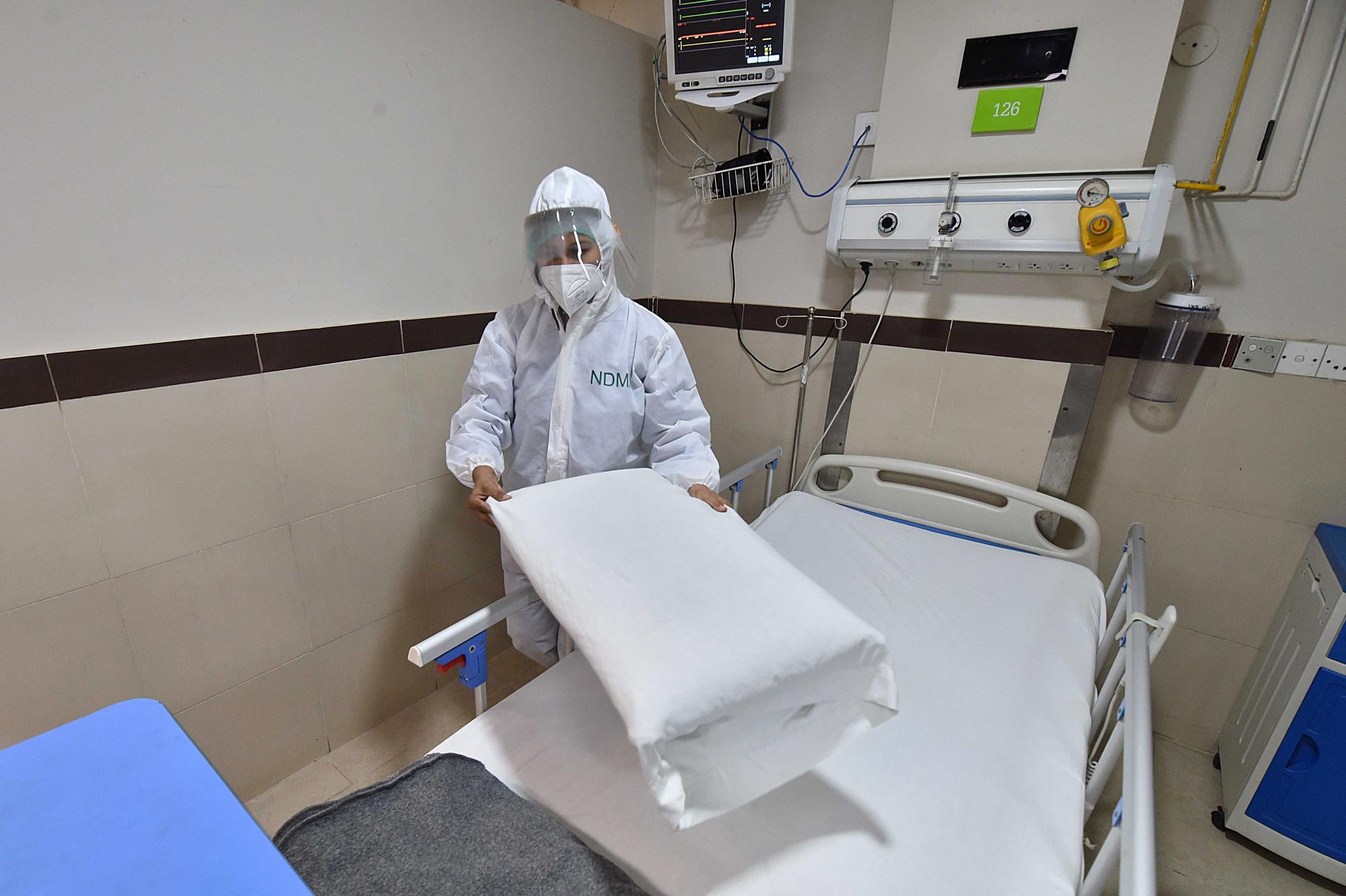 Imagen de contexto de personal sanitario preparando una sala de aislamiento para pacientes con mpox