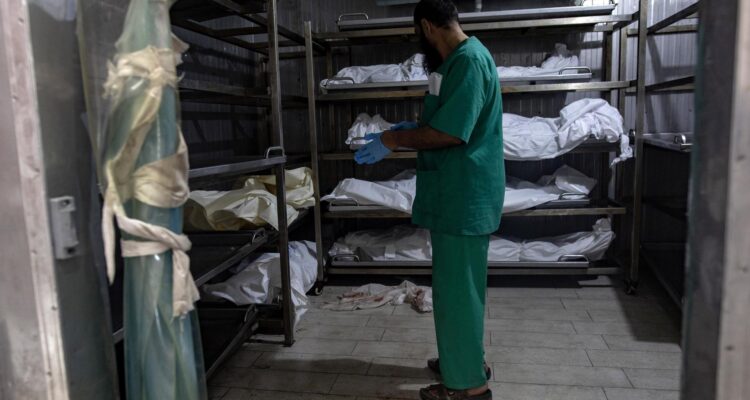 Los cuerpos de palestinos muertos tras un ataque israelí al este del campamento de Jan Yunis