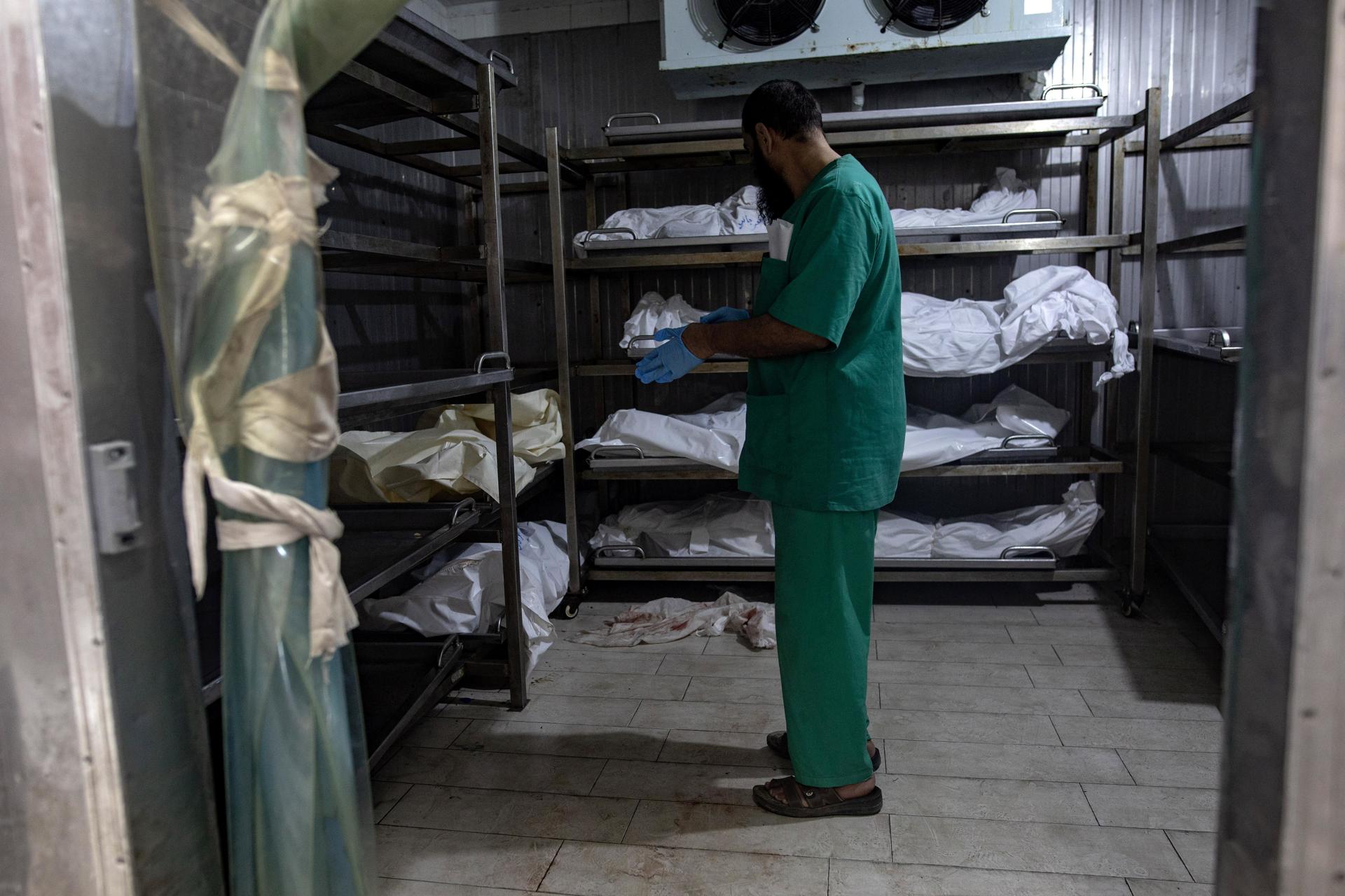 Los cuerpos de palestinos muertos tras un ataque israelí al este del campamento de Jan Yunis