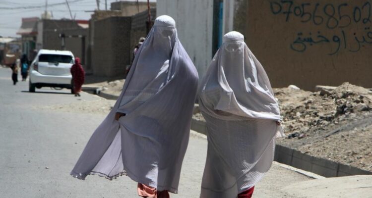 Afganistán: talibanes prohíben sonido de la voz de mujer en público por ser “falta contra la modestia”