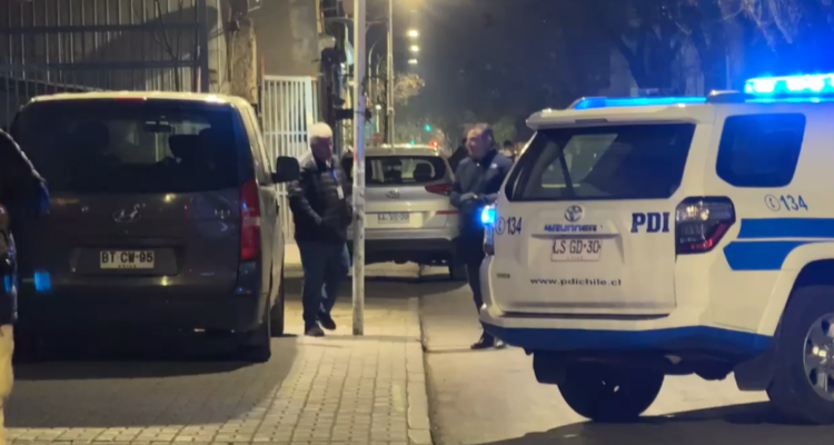 Encuentran múltiples municiones en vehículo robado en Santiago: no descartan presencia de explosivos