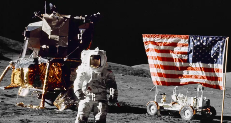 Hace más de medio siglo, los astronautas del programa Apolo se llevaron consigo una bandera, marcando con ella la superficie de la Luna.