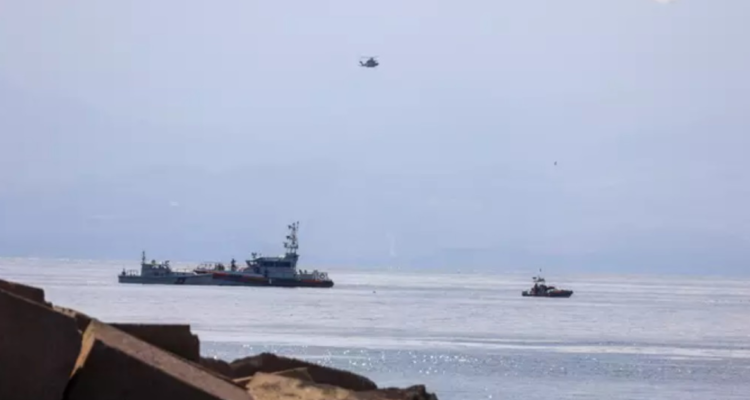 Unidades del Cuerpo de Bomberos y de la Guardia Costera buscan a las siete personas desaparecidas