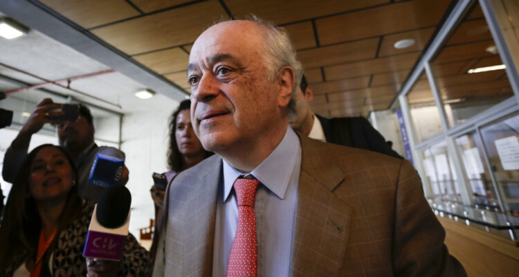 Oncólogo Manuel Álvarez está prófugo de la justicia tras condena de 7 años de cárcel por abuso sexual