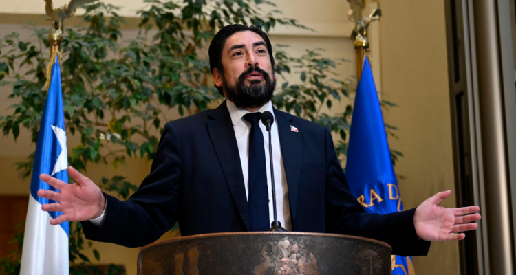Oyarzo (IND) confirmó nota de protesta al Ejecutivo por tercera ausencia en trámite de ley migratoria