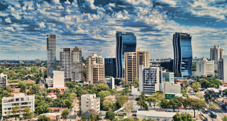 Este es el país más barato para vivir en Sudamérica: arriendo y alimentación destacan sobre Chile