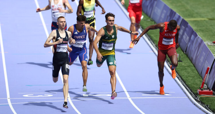 Atletas corriendo sobre la pista de conchas trituradas en París 2024