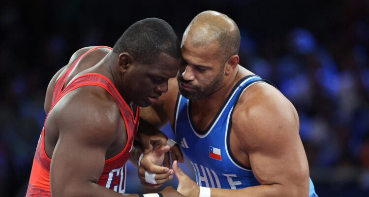 Yasmani Acosta ganó la plata en Lucha de París 2024.