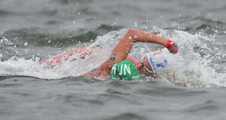 Nadadora Bettina Fabian admitió que nadó contra “cosas marrones” en el río Sena durante París 2024.