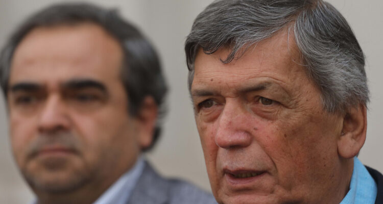 Jaime Quintana y Lautaro Carmona, durante el comité político ampliado que se realiza en el Palacio de La Moneda.