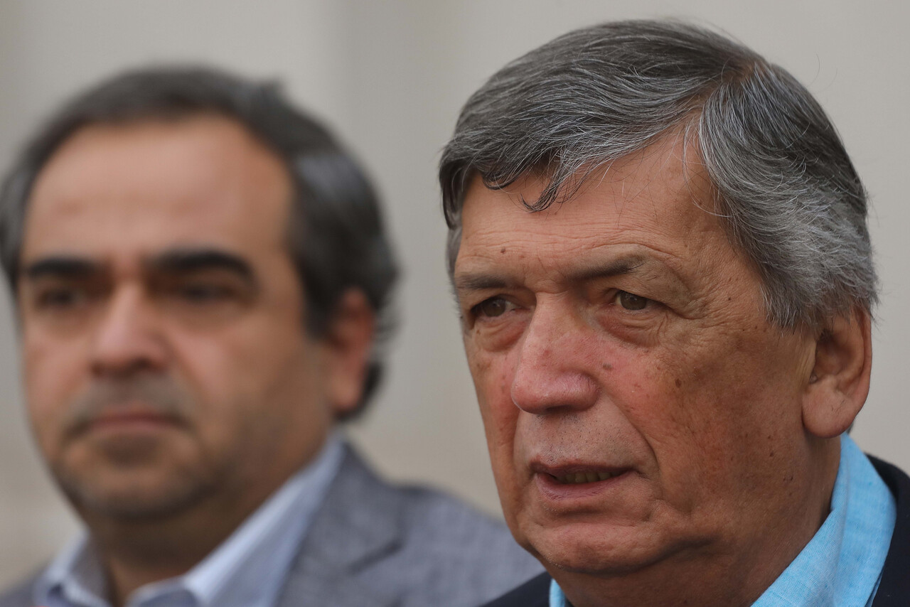 Jaime Quintana y Lautaro Carmona, durante el comité político ampliado que se realiza en el Palacio de La Moneda.