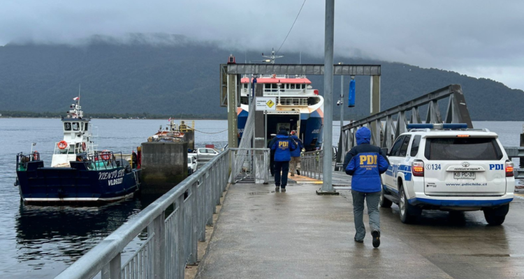 pdi investiga derrame de petróleo en puerto cisnes