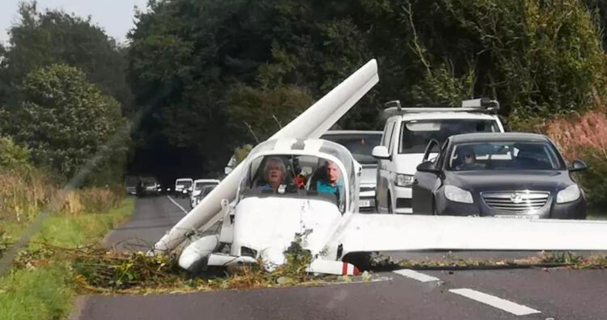 Piloto y pasajero sobreviven luego de que su avioneta se estrellara en plena carretera de Inglaterra