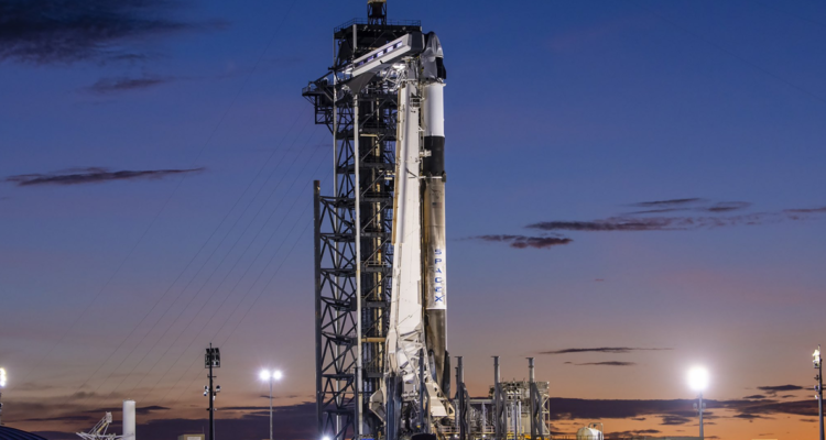 SpaceX pospuso el lanzamiento de la histórica misión Polaris Dawn por una fuga de helio, fijándola ahora para la madrugada del miércoles.