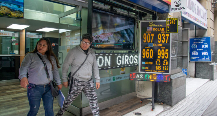 El dólar sigue bajando y registrando su precio más bajo en un mes