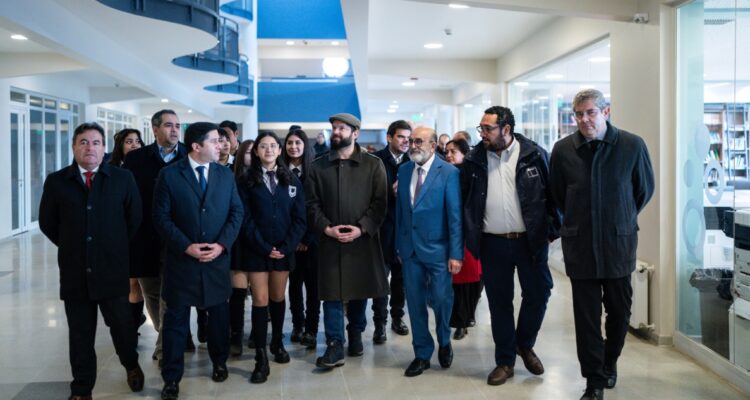 Gabriel Boric compromete apoyo a estudiantes para gira de estudios