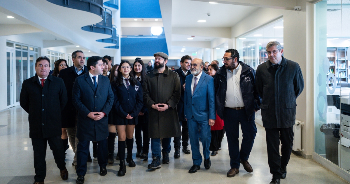 Gabriel Boric compromete apoyo a estudiantes para gira de estudios