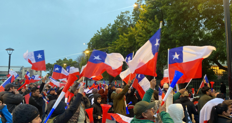 Protesta cerca del Congreso por ley que prohibiría carreras de galgos