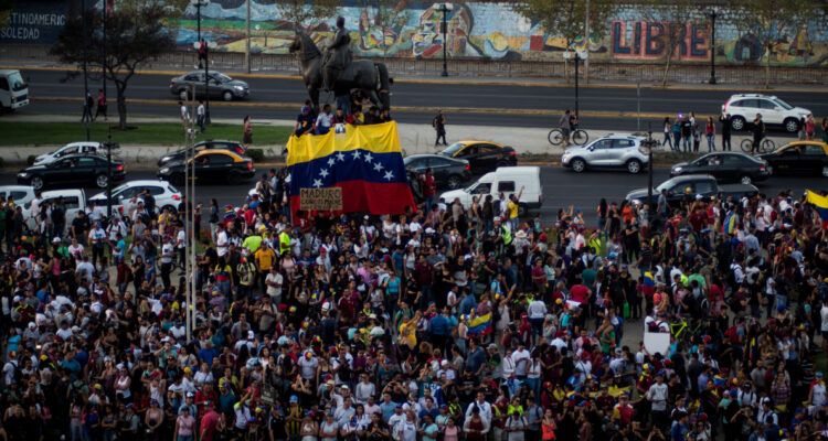 Venezolanos convocan protesta en Plaza Baquedano a un mes de las cuestionadas elecciones en su país