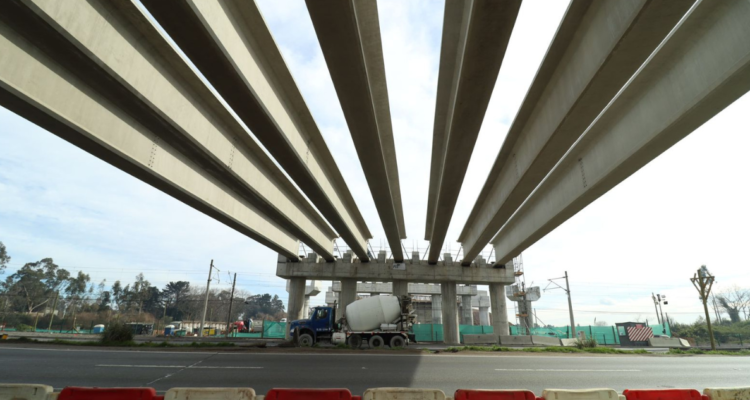 Instalación de vigas en paso nivel por obras de Puente Industrial