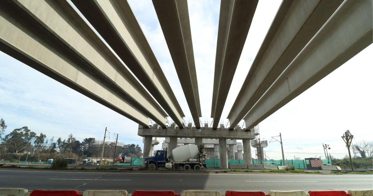 Instalación de vigas en paso nivel por obras de Puente Industrial