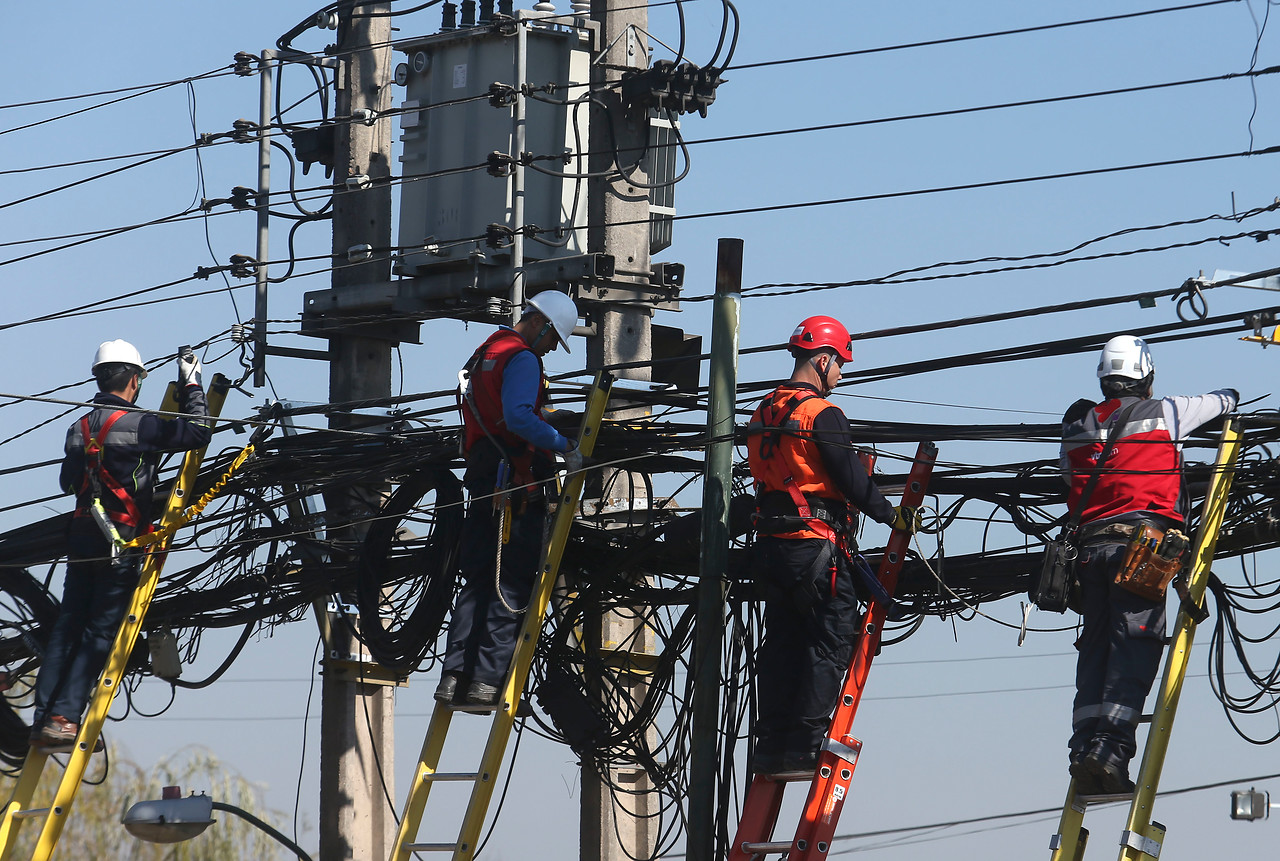 Fotografía temática de retiro de cables. La Subtel anunció que reingresará reglamento de la Ley “Chao Cables” a Contraloría.