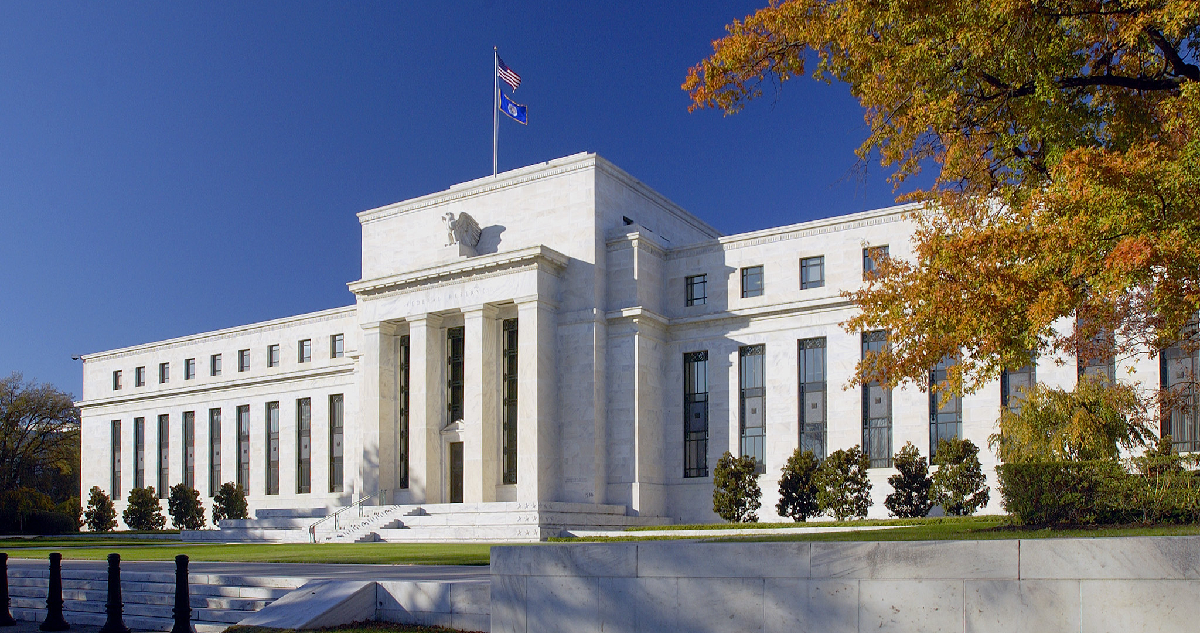 Miembro de la Fed apuesta por la mesura frente al “Lunes Negro” y dice que datos no apuntan a recesión
