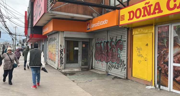 Delincuentes habrían aprovechado corte de luz para robar $100 millones desde BancoEstado de Maipú