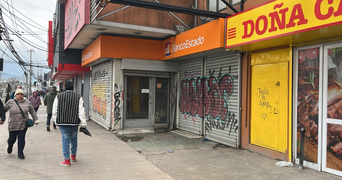 Delincuentes habrían aprovechado corte de luz para robar $100 millones desde BancoEstado de Maipú