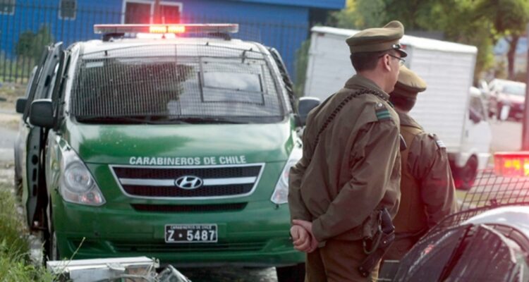 Hombre sufre robo en su casa de Recoleta: terminó esposado por los delincuentes