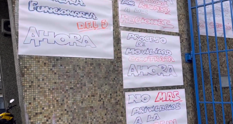 Pancartas en exterior de Seremi de Salud de Los Ríos