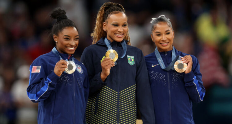 Simone Biles Rebeca Andrade podio París 2024