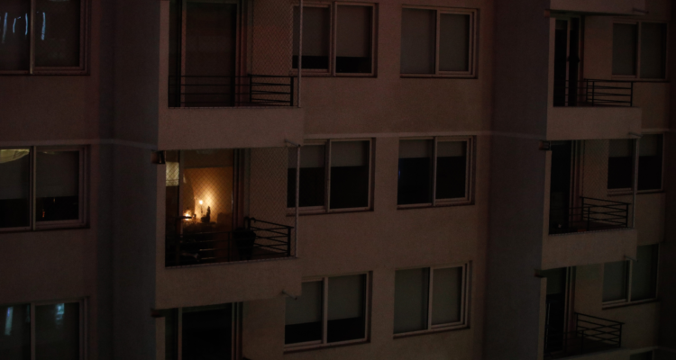 Revisa aquí cuántas personas siguen sin luz en todo Chile y cuáles son las regiones más afectadas