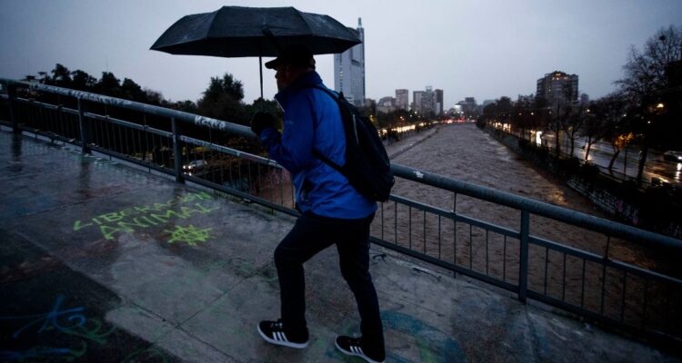 Sistema frontal: Senapred reporta casi 2 mil damnificados y 670 mil clientes sin luz a nivel nacional