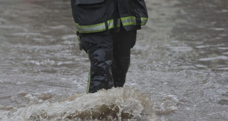 Un desaparecido tras huir de Carabineros y dos bomberos atropellados deja sistema frontal en el Maule