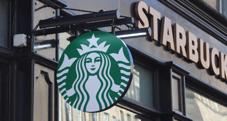 Las acciones de Starbucks anotan un salto en la bolsa luego de que se conociera el próximo CEO