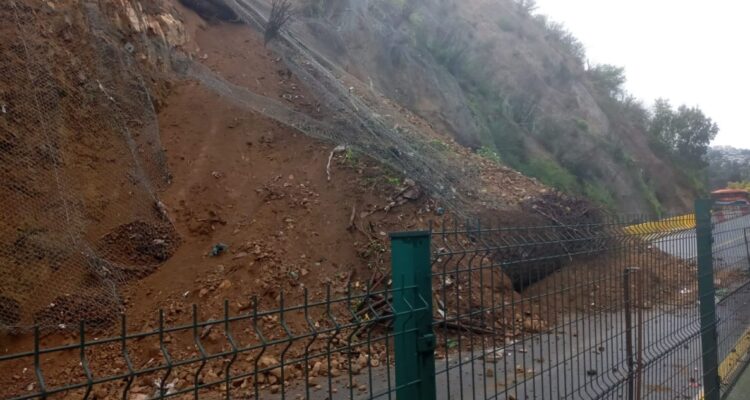 Deslizamiento de tierra en subida Santos Ossa