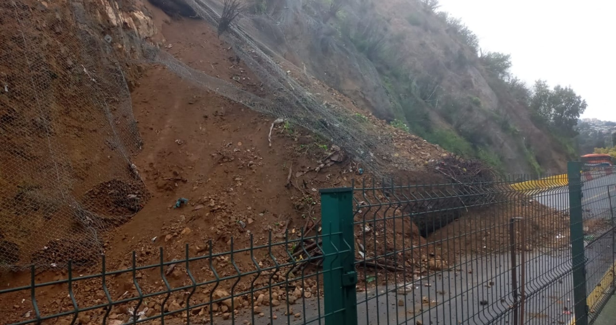 Deslizamiento de tierra en subida Santos Ossa