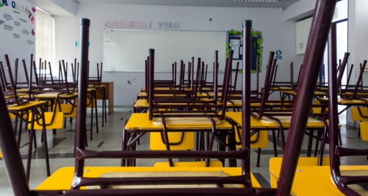 suspenden-clases-desde-nuble-a-los-lagos-por-sistema-frontal_-revisa-los-establecimientos-aqui