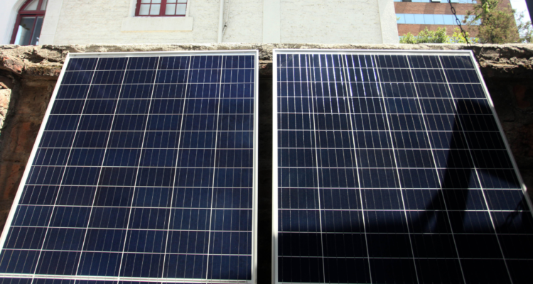 Quellón 12 familias beneficiadas con paneles solares