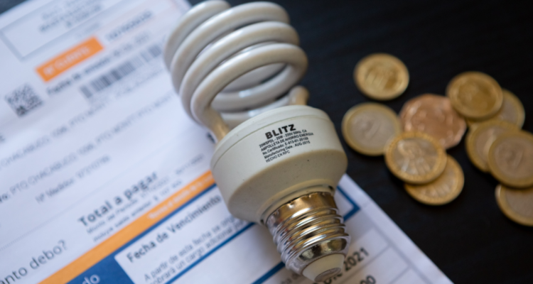 FAMILIAS DE RÍO bueno SIN ELECTRICIDAD POR DEUDA MILLONARIA