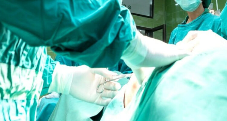 Dejaron tornillo en pie de paciente: médico y clínica deberán pagar más de $26 millones por daños