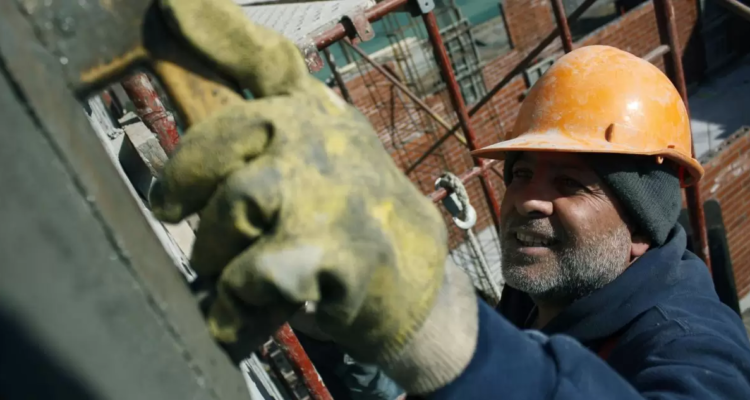 Hasta más de $1 millón: los 5 trabajos que tienen los mejores sueldos en Chile sin título profesional